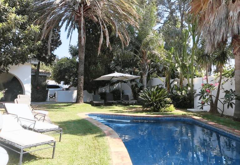 Family-oriented lovely villa with barbecue, jacuzzi & heated pool | Mountain view | Close to the beach | Pet-friendly in Estepona