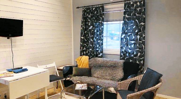 Lodge with yard & terrace | Pets are welcome in Vanersborg
