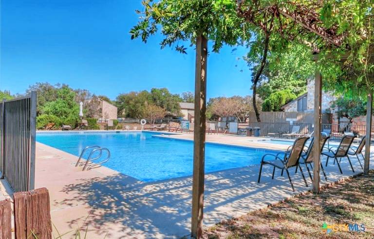 Holiday apartment with pool — photo 2