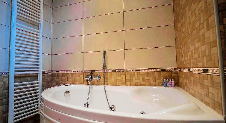 Villa with hot tub, garden & private pool | Pets allowed — photo 5