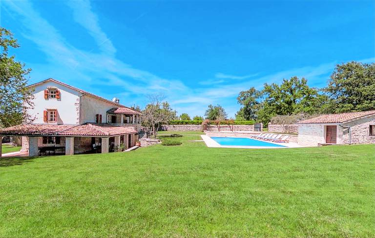 Villa with private pool, barbeque & terrace — photo 3