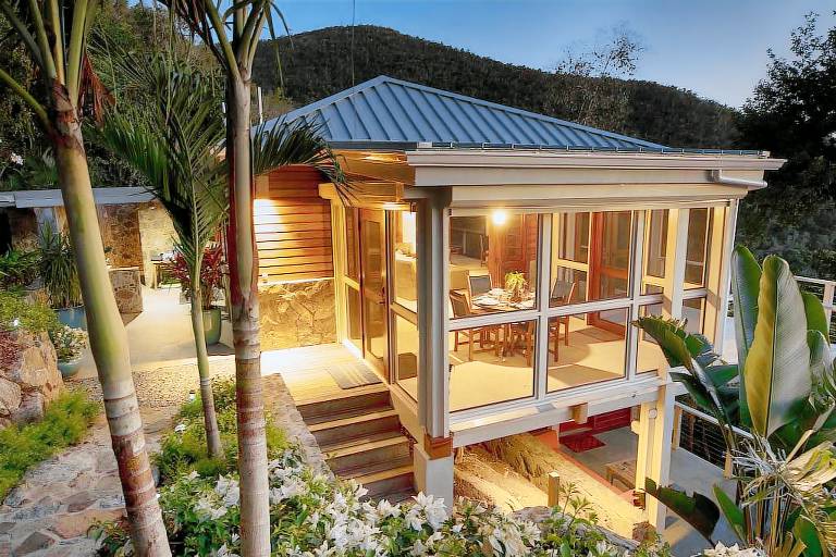 Cottage  Dennis Bay/ Hawknest