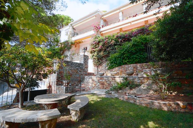 Villa with barbecue, patio & yard — photo 4
