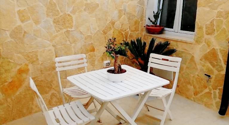 Apartment with yard & patio | Pet-friendly — photo 5