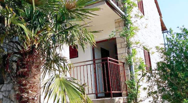 Holiday apartment with 1 room for 4 persons in Jelsa
