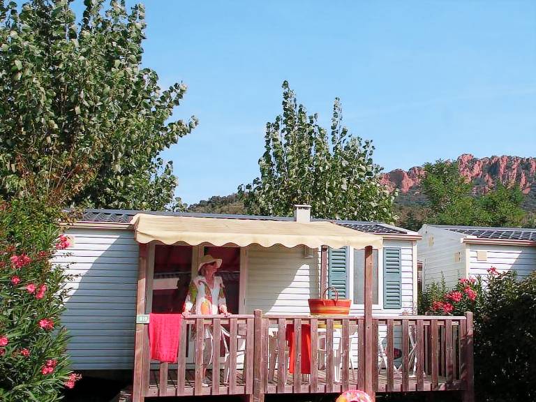 Family-oriented mobile home with heated pool & patio | Pets are welcome — photo 4