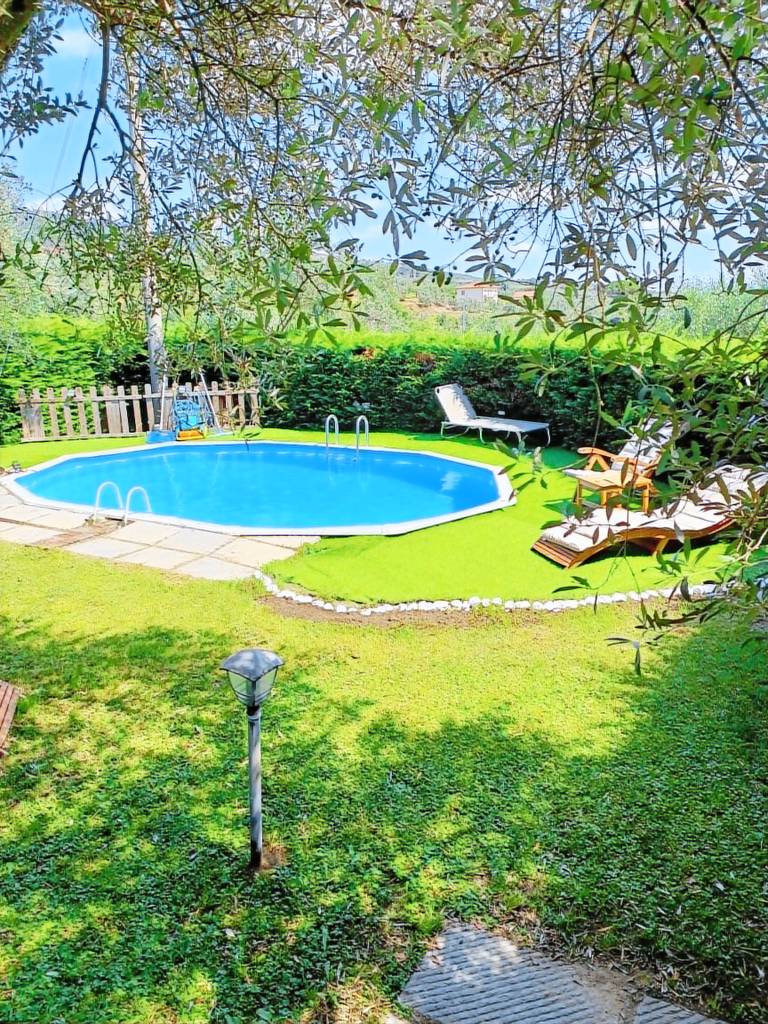 Holiday apartment with hot tub, garden & fast internet | Garden view | Dogs allowed — photo 2