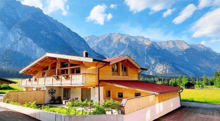 Nice holiday apartment with garden, barbeque & patio | Dogs allowed in Leutasch
