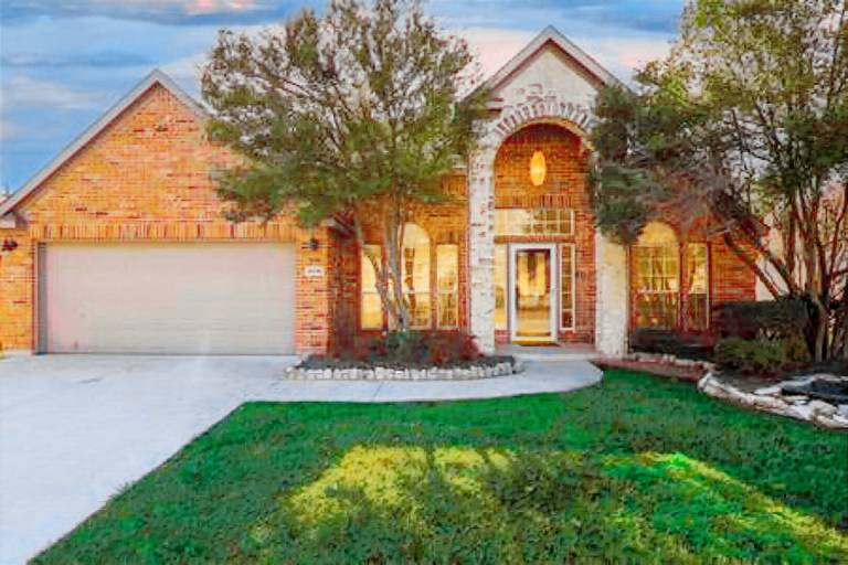 Elite 4BR/2B Home with Hot Tub, Pool, and BBQ — photo 2