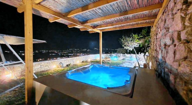 Apartment with jacuzzi — photo 3