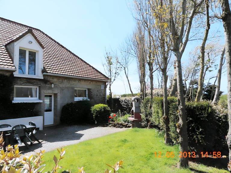 Cottage with barbecue & yard | Garden view — photo 2