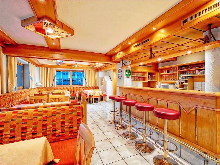 Spacious vacation home with patio | Pet-friendly — photo 3