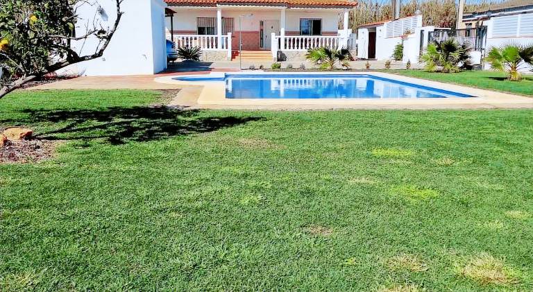Fully equipped villa with terrace, jacuzzi & private pool | Pets are welcome — photo 2