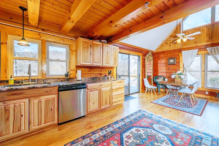 Cozy Cove Cabin Pet Friendly & Creek Access