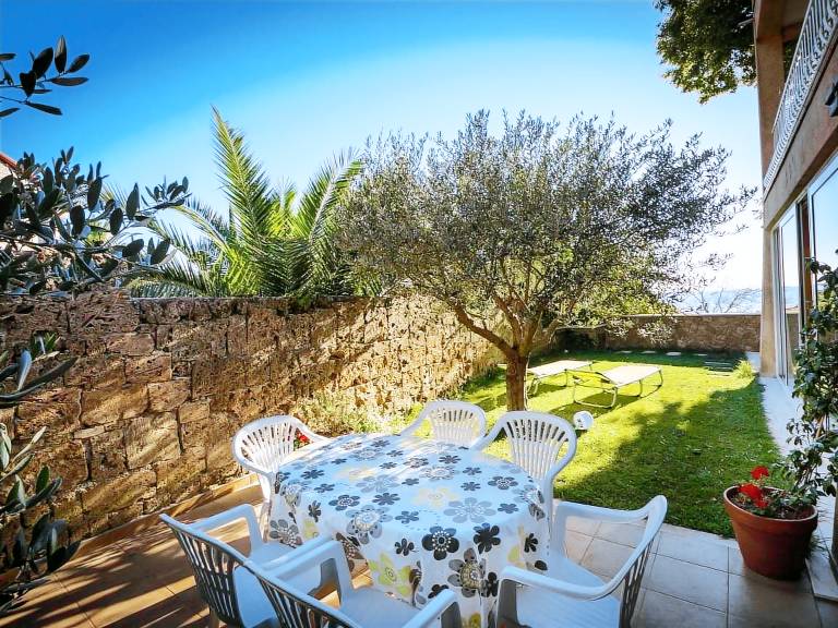 Rental apartment with terrace, barbecue & yard — photo 2