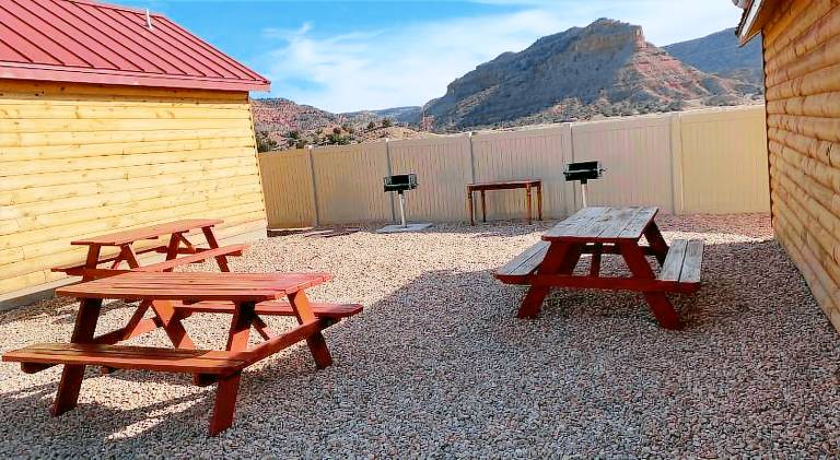 Lodge with barbecue & yard — photo 3