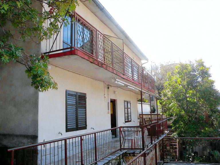 Holiday apartment with BBQ, garden & patio — photo 5
