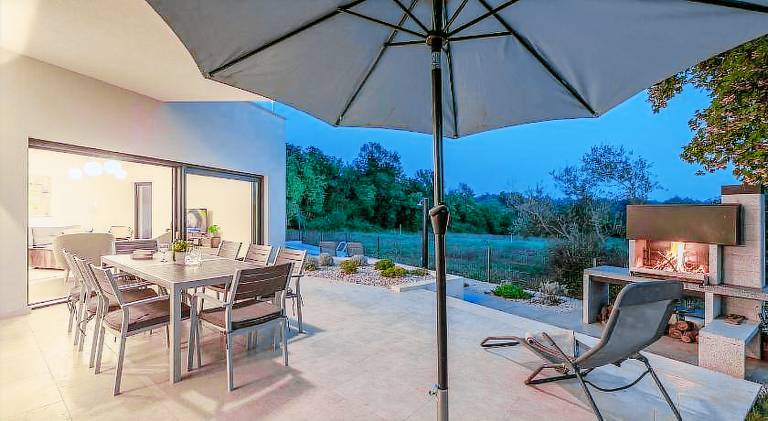 House with pool — photo 3