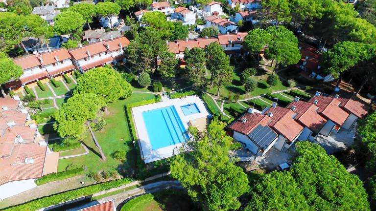 Holiday apartment with patio, pool & barbeque | Garden view — photo 4