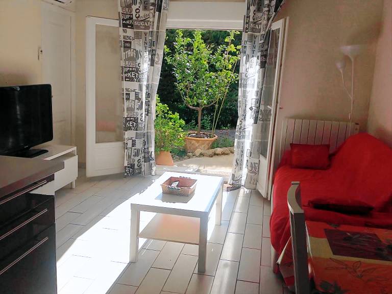 Holiday apartment with barbeque & yard — photo 4