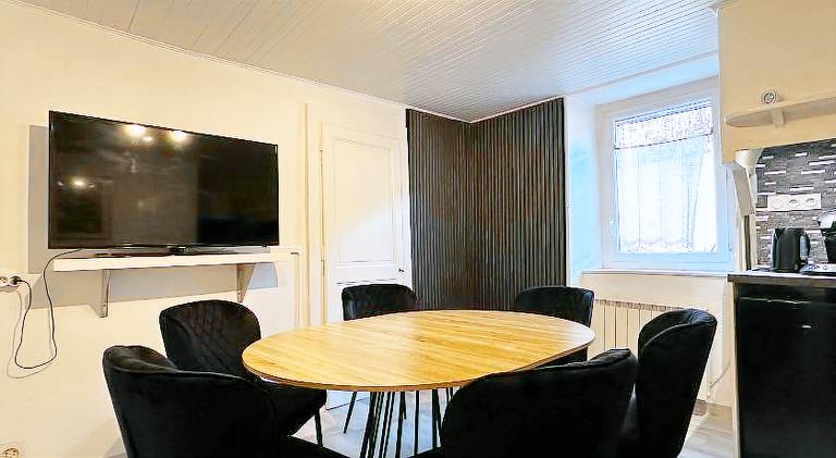 Rental apartment with patio & yard — photo 3