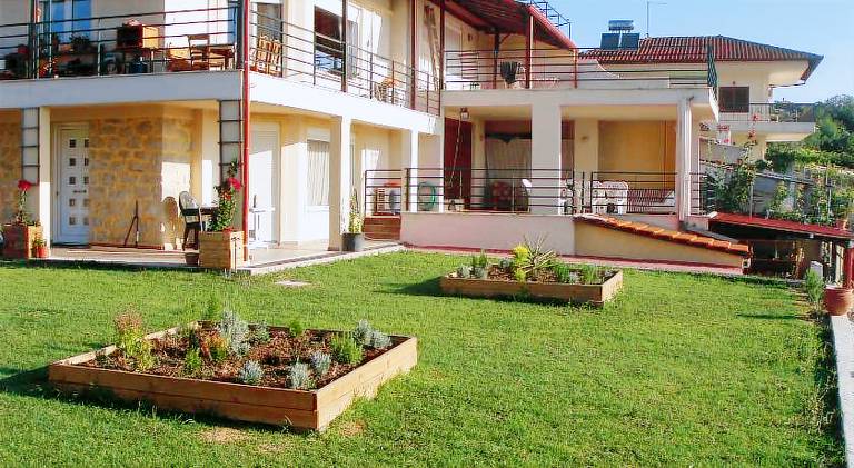 Apartment with barbecue, garden & patio — photo 5