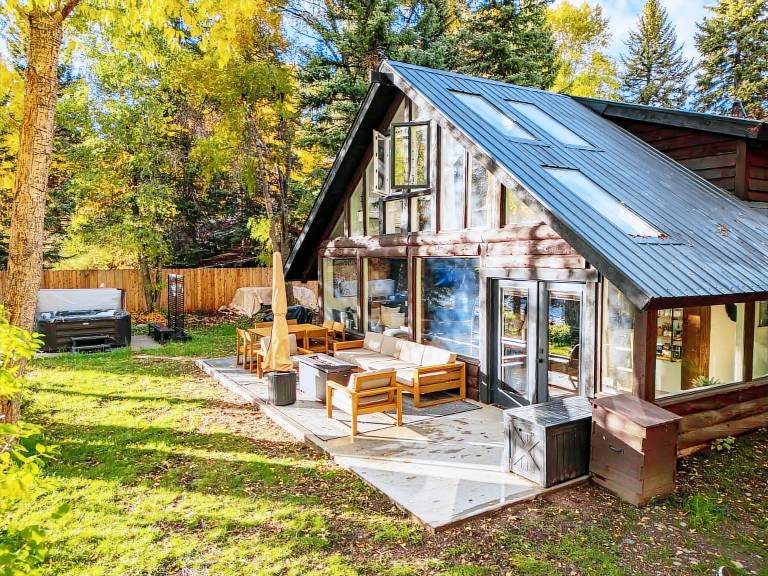 Luxury 4BR Riverfront Home with Hot Tub Near Ski — photo 5