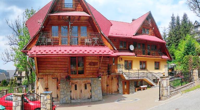 Holiday apartment with BBQ, garden & patio in Poronin