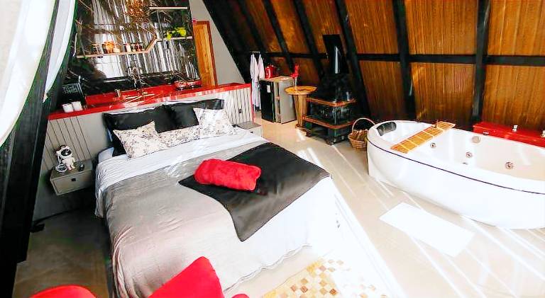 Chalet with pool & hot tub | Pets are welcome — photo 2