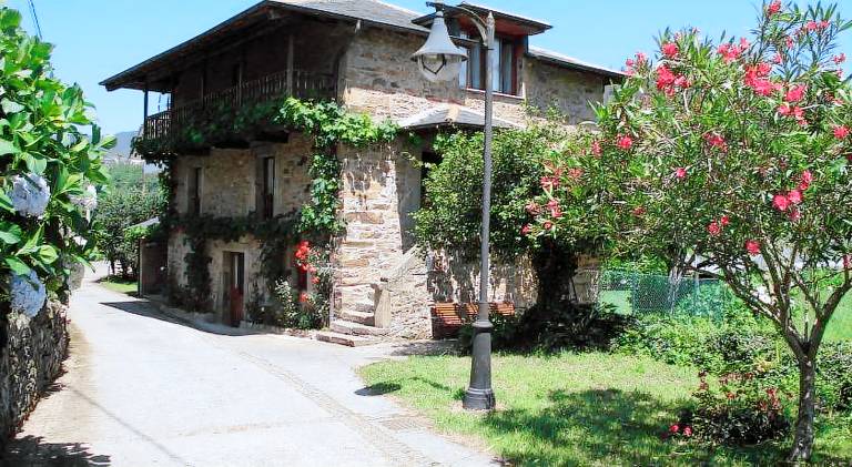 House with barbeque, yard & terrace in Valdes