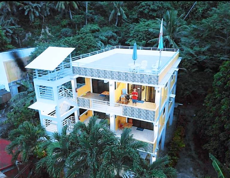 Rental apartment with yard in Puerto Galera