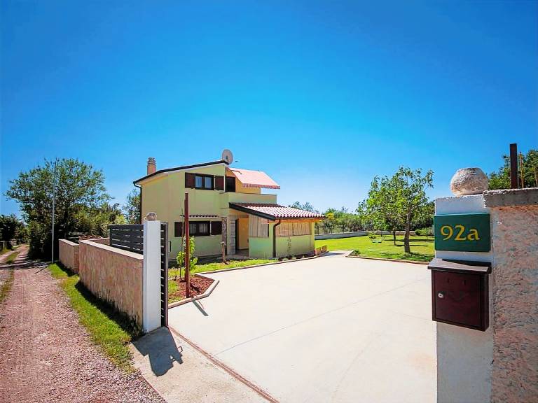 Vacation home with barbeque & terrace — photo 3