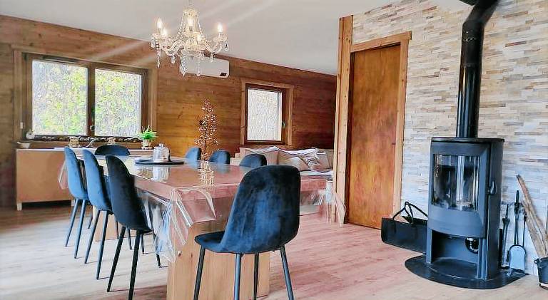 Chalet with hot tub — photo 3