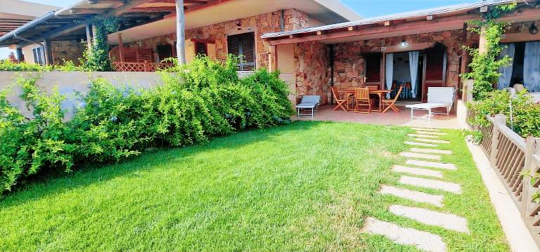 Villa with garden | Garden view — photo 3