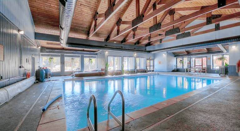 Vacation home with pool — photo 3