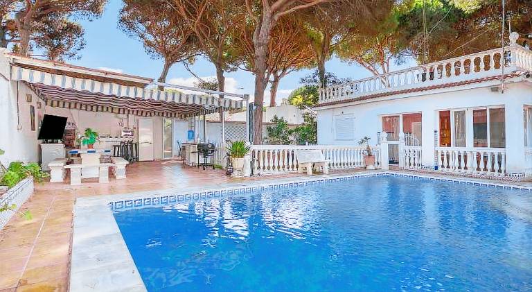 Rental apartment with pool in Chiclana de la Frontera