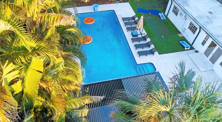 Vacation home with pool — photo 4