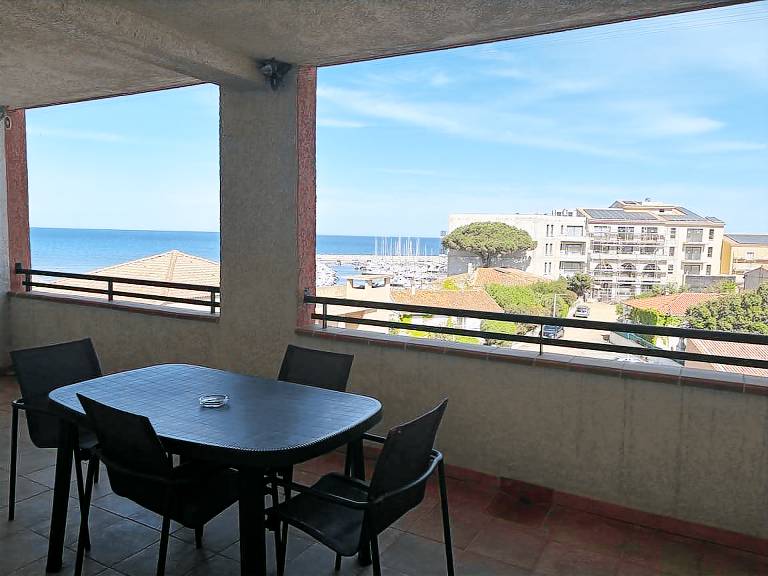 3 Apartment in Sari-Solenzara with pool and air conditioning, close to beach and shops — photo 3