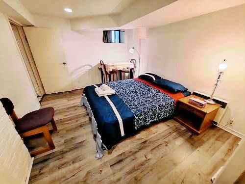 Spacious Room next to Subway Line 1 Midtown Toronto