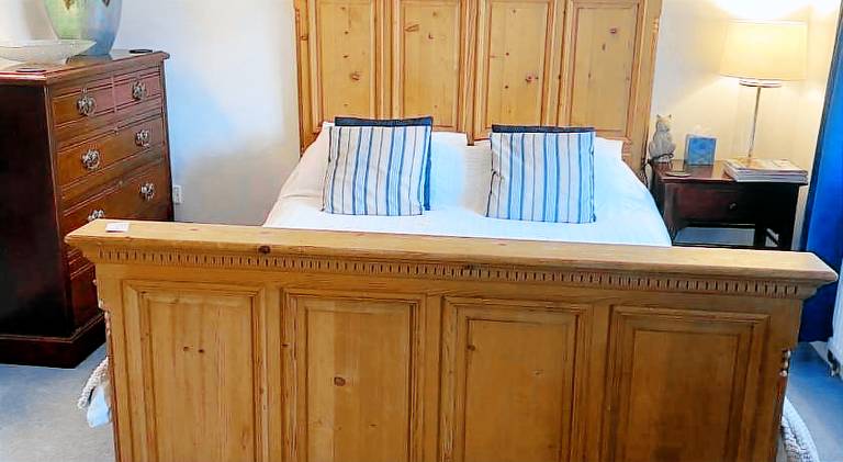 Beautiful private room with Kingsize bed and large private en-suite in Peterborough