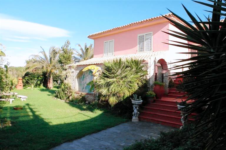 Family-oriented pleasant vacation home with private pool, barbeque & yard | Pets are welcome — photo 4