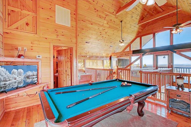 Smoky Mountain Cabin with Views Hot Tub and Loft — photo 4