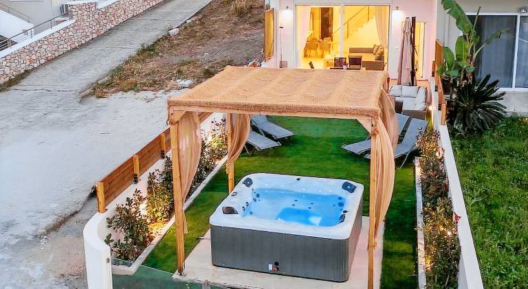 Vacation home with hot tub | Pet-friendly — photo 5
