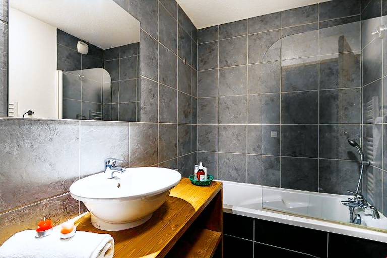Child-friendly charming condo with terrace & pool | City view | Ski nearby | Pets are welcome — photo 4