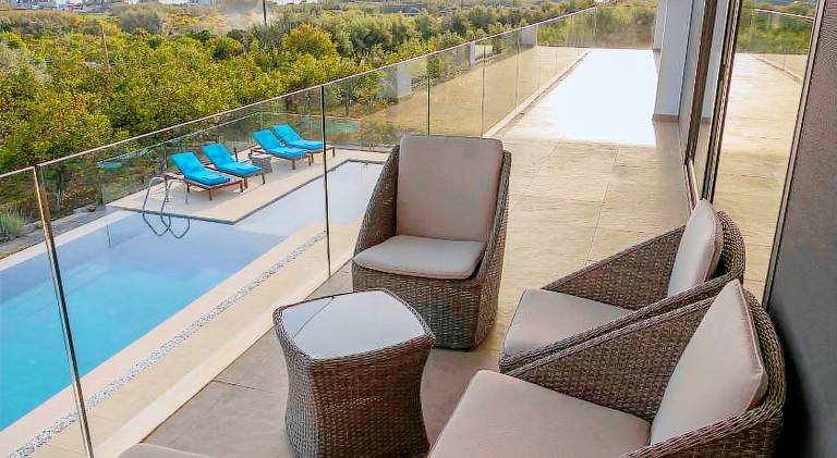 Villa with pool — photo 4