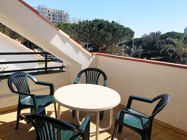 Holiday apartment with yard & pool — photo 3
