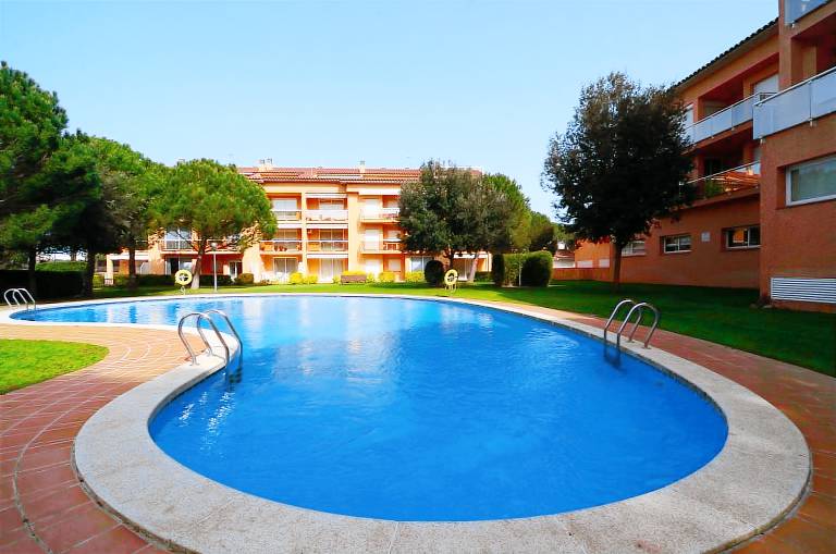Rental apartment with terrace, pool & yard | Dogs allowed in Begur