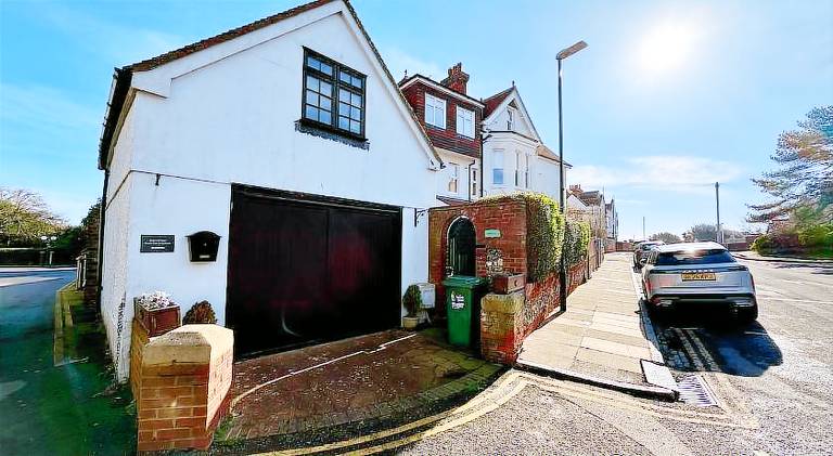 Charming rental apartment | Next to the beach | Pets allowed in Eastbourne