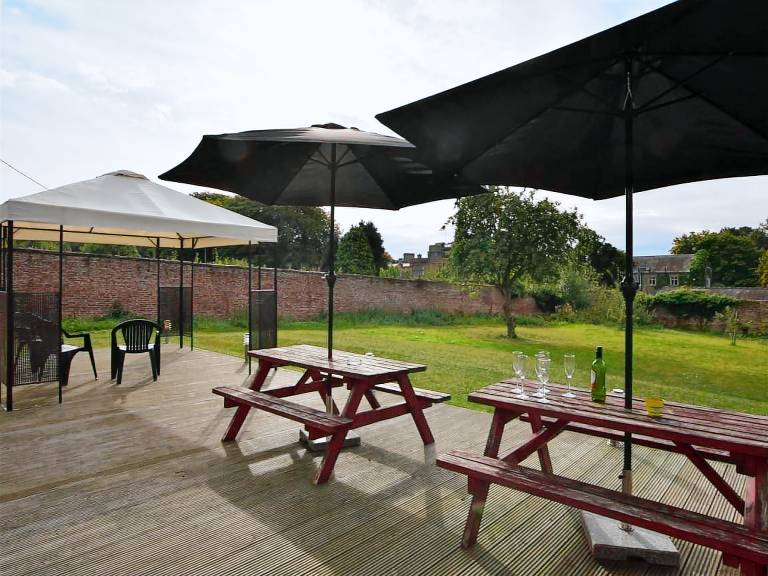 Cottage with BBQ & yard — photo 3