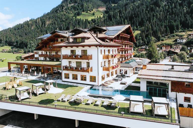 Family-friendly rental apartment with barbecue, sauna & garden | Close to the ski | Perfect for remote work | Pet-friendly in Grossarl